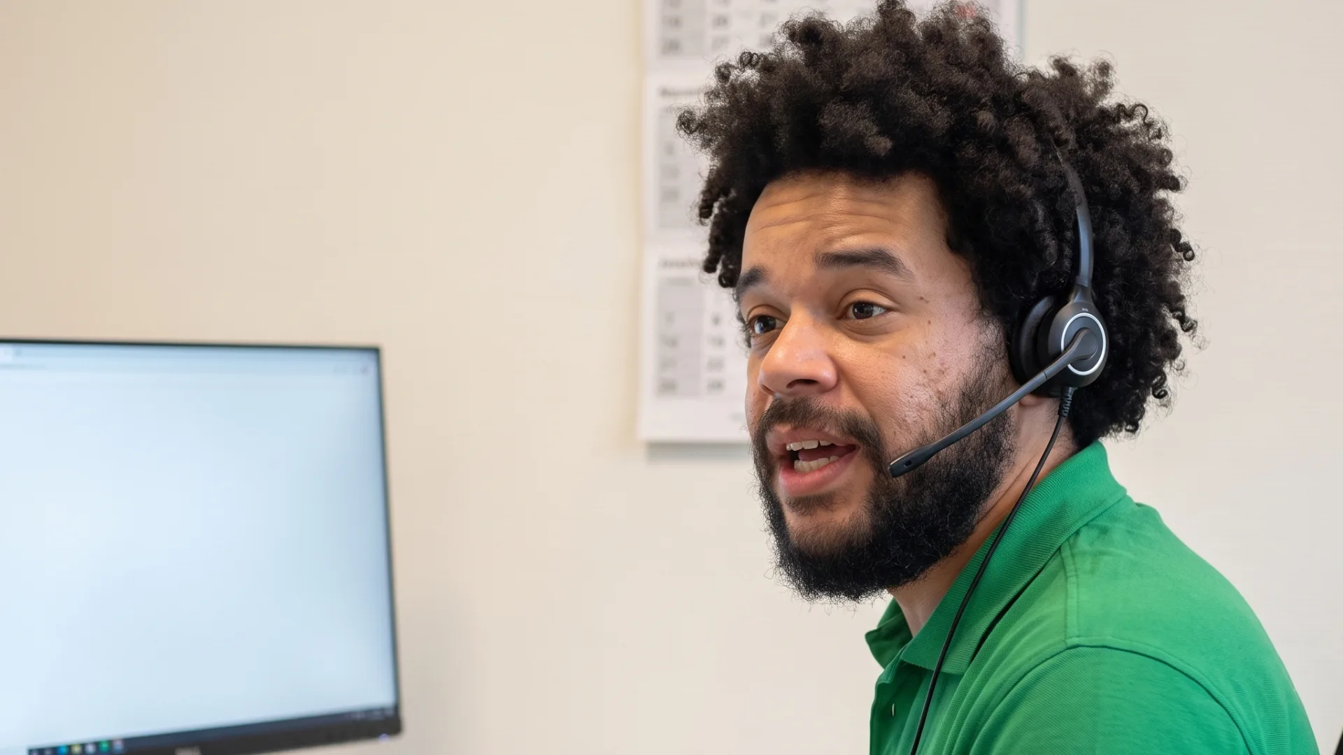Adviseur van ComfortGids met een headset aan zijn bureau