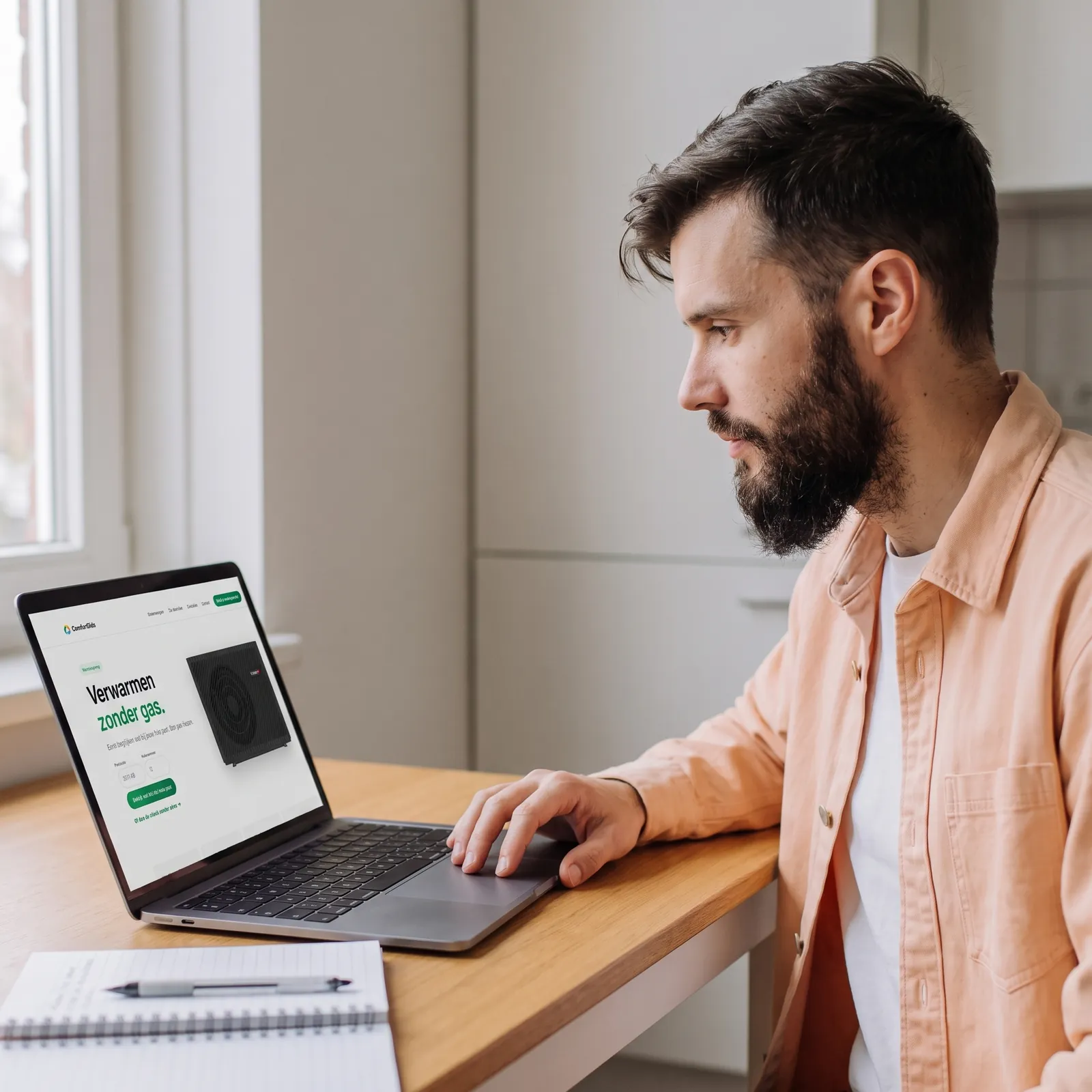 Bewoner aan tafel rekent op zijn laptop uit wat een warmtepomp kost